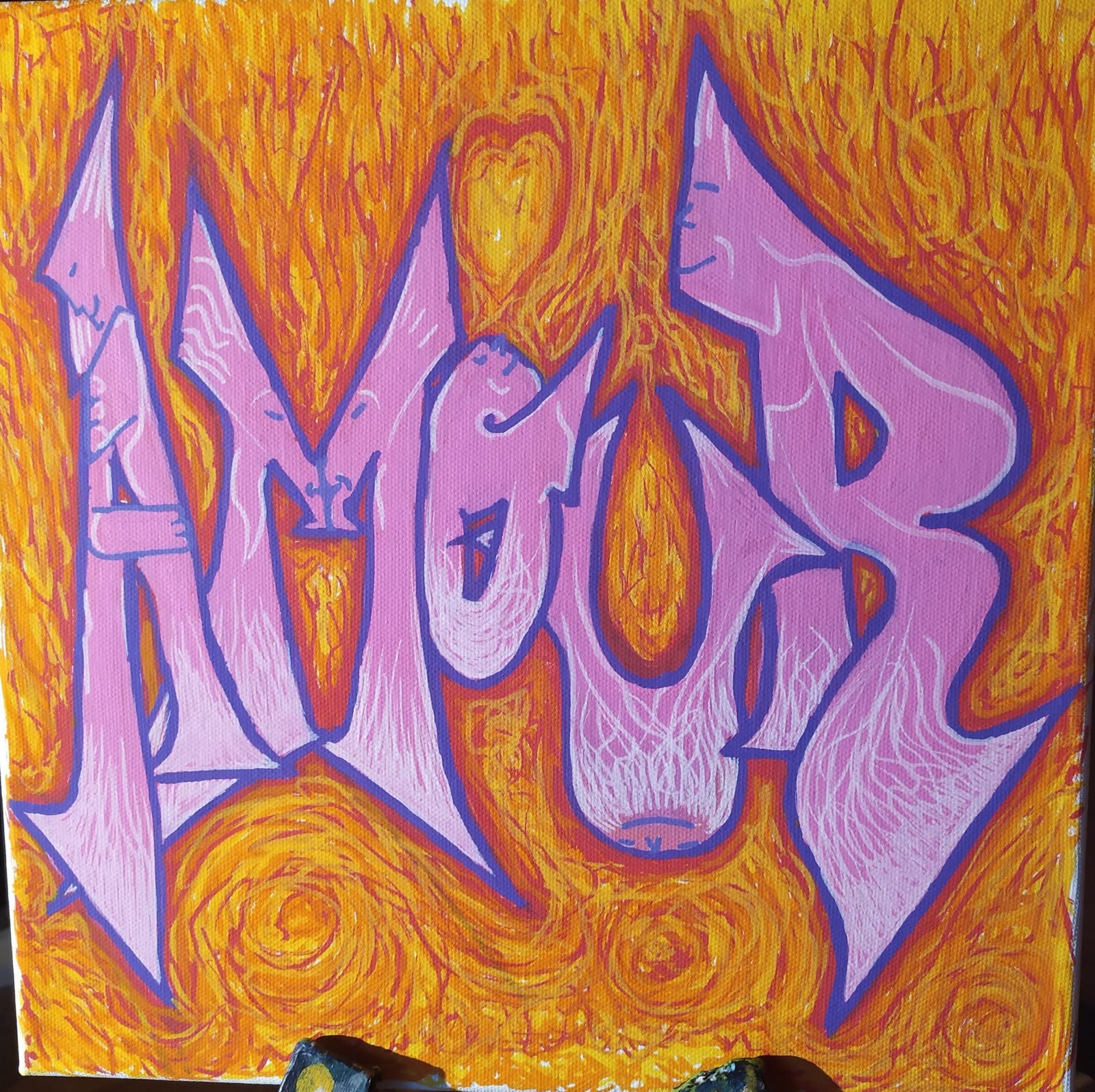 Le mot AMOUR en lettres graffiti violettes, sur un fond orange et jaune en tourbillons.