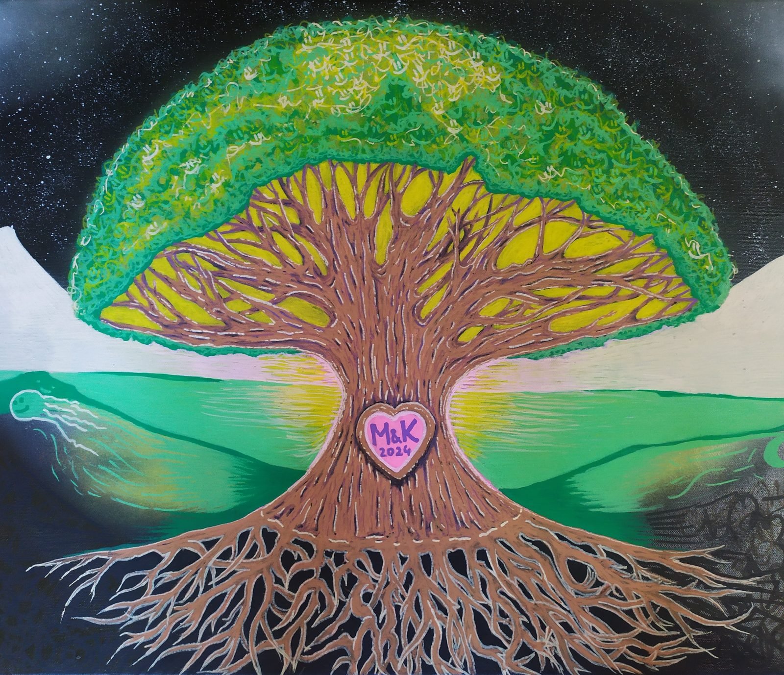 Un arbre au feuillage vert vif, un cœur gravé dans le tronc et de longues racines sous la terre.