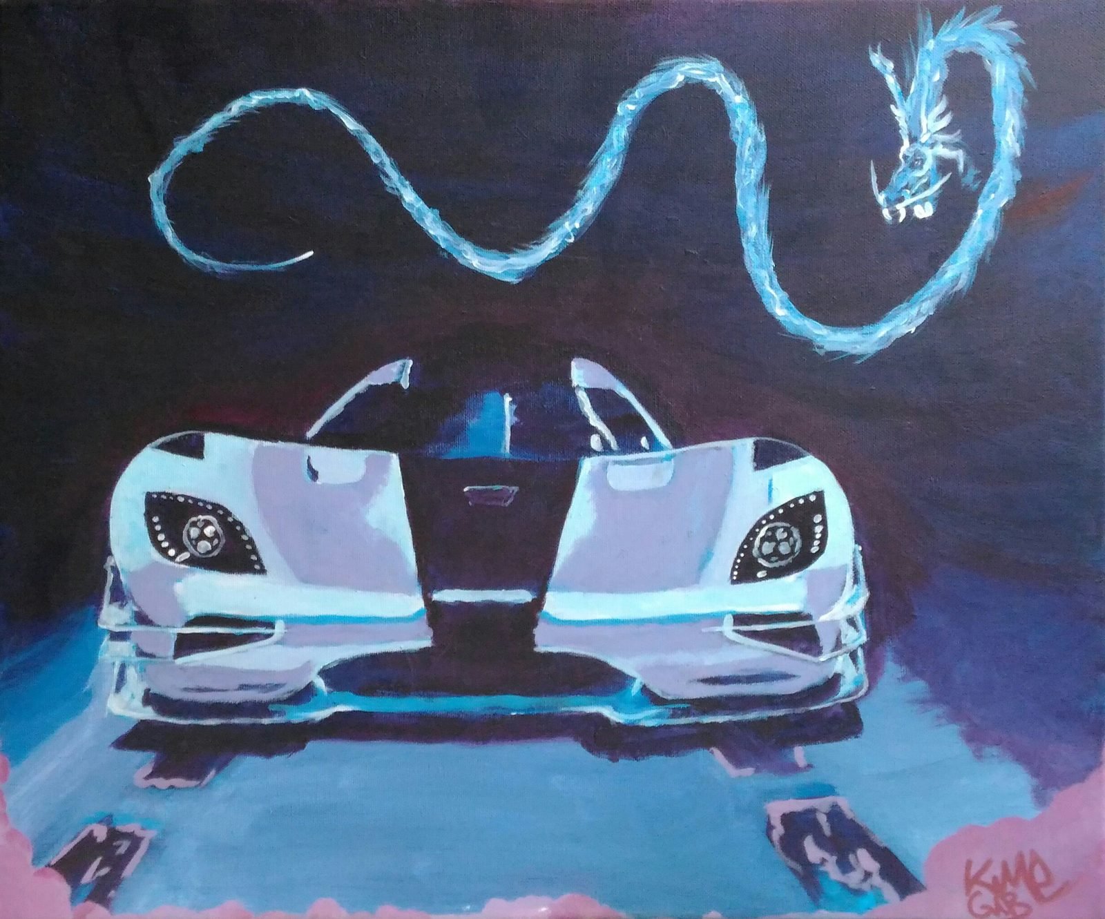 Une supercar blanche vue de face, portes ouvertes, sous un dragon bleu clair qui ondule dans la nuit.