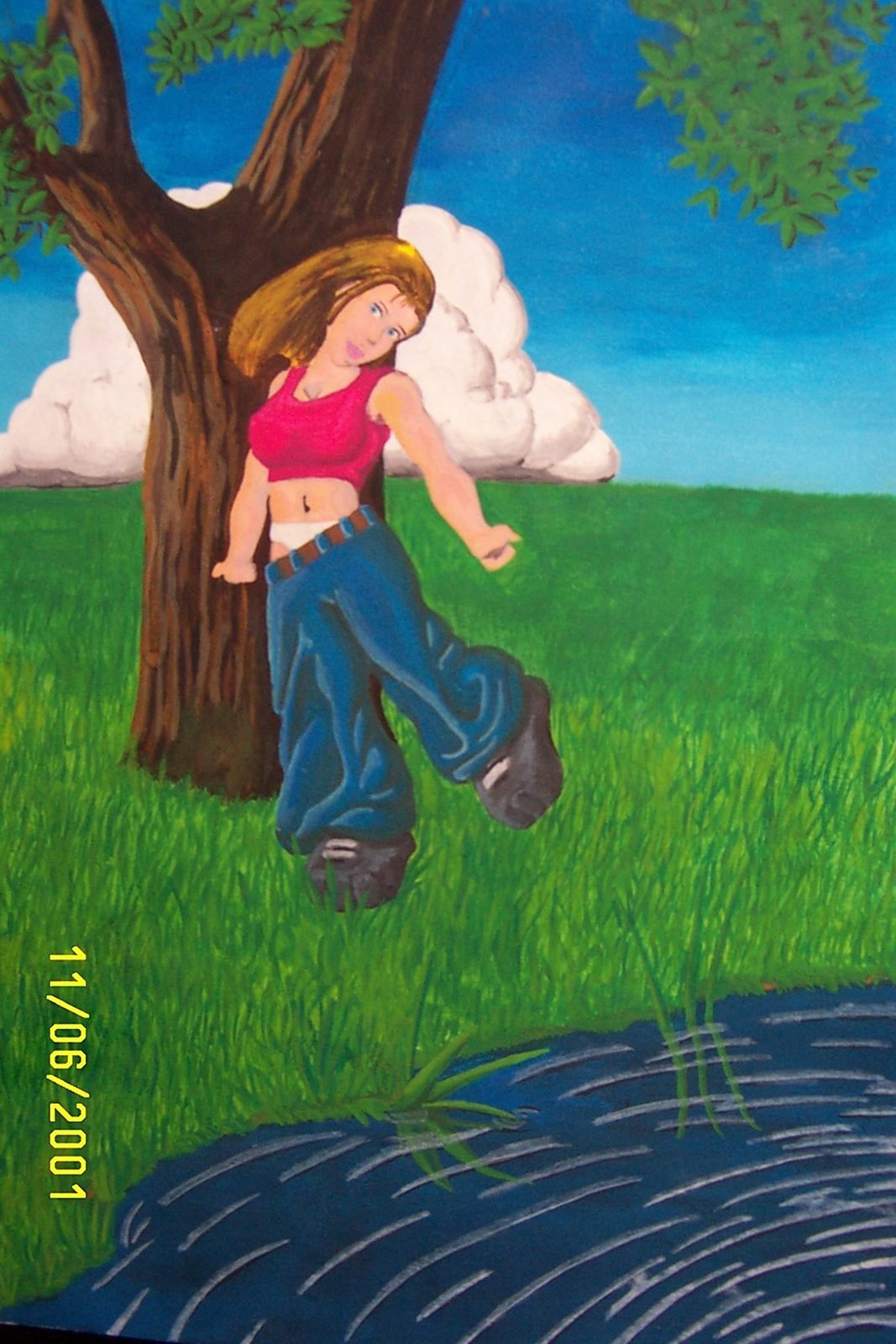 Une jeune femme en jean large et haut rose qui marche sous un arbre, au bord d'une rivière.