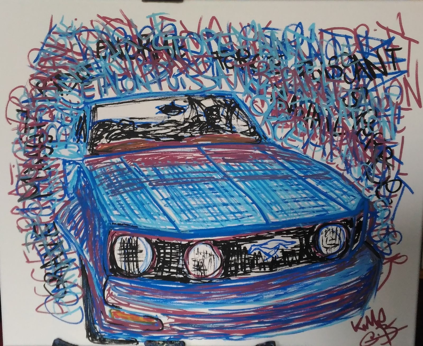 Une Ford Mustang bleue vue de face, au milieu d'un enchevêtrement de mots bleus et rouges.