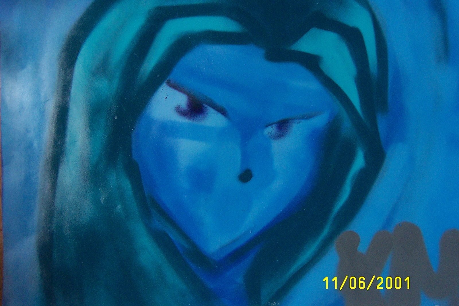 Un visage bleu aux yeux en amande, encadré d'une chevelure bleu sombre.