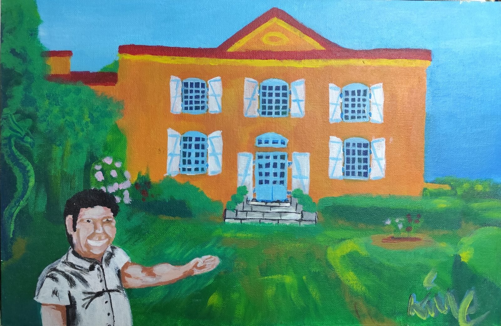 Un homme souriant tend le bras vers une grande maison orange aux volets bleus, au milieu d'un jardin vert.