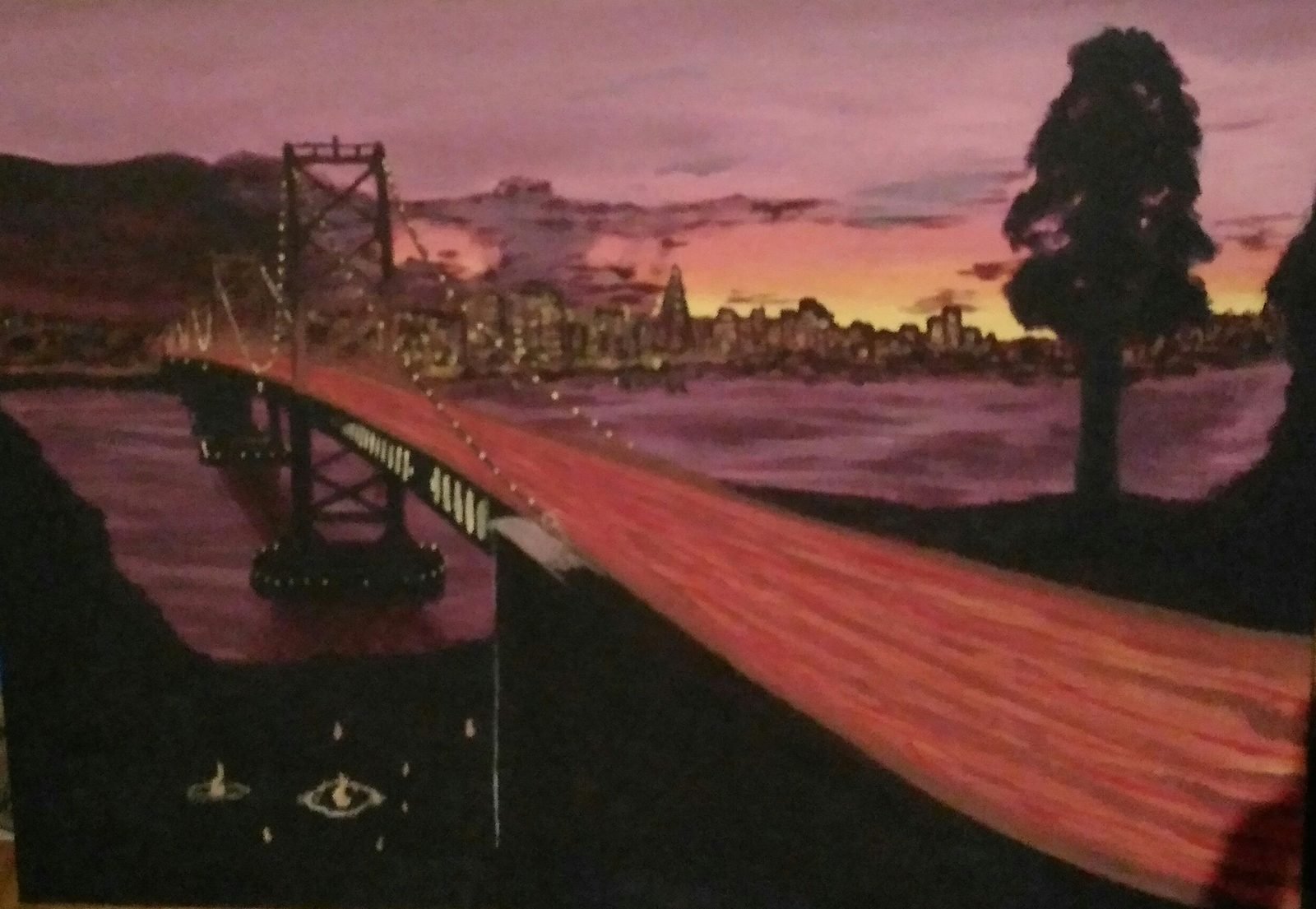 Le pont de San Francisco la nuit, ses lumières rouges filant vers la ville sous un ciel rose.