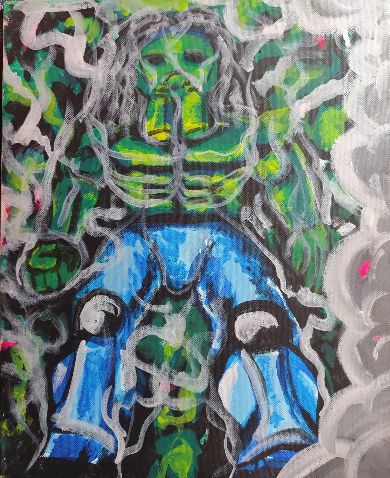 Un colosse vert et musclé en pantalon bleu, assis, à moitié caché par des volutes de fumée grise.