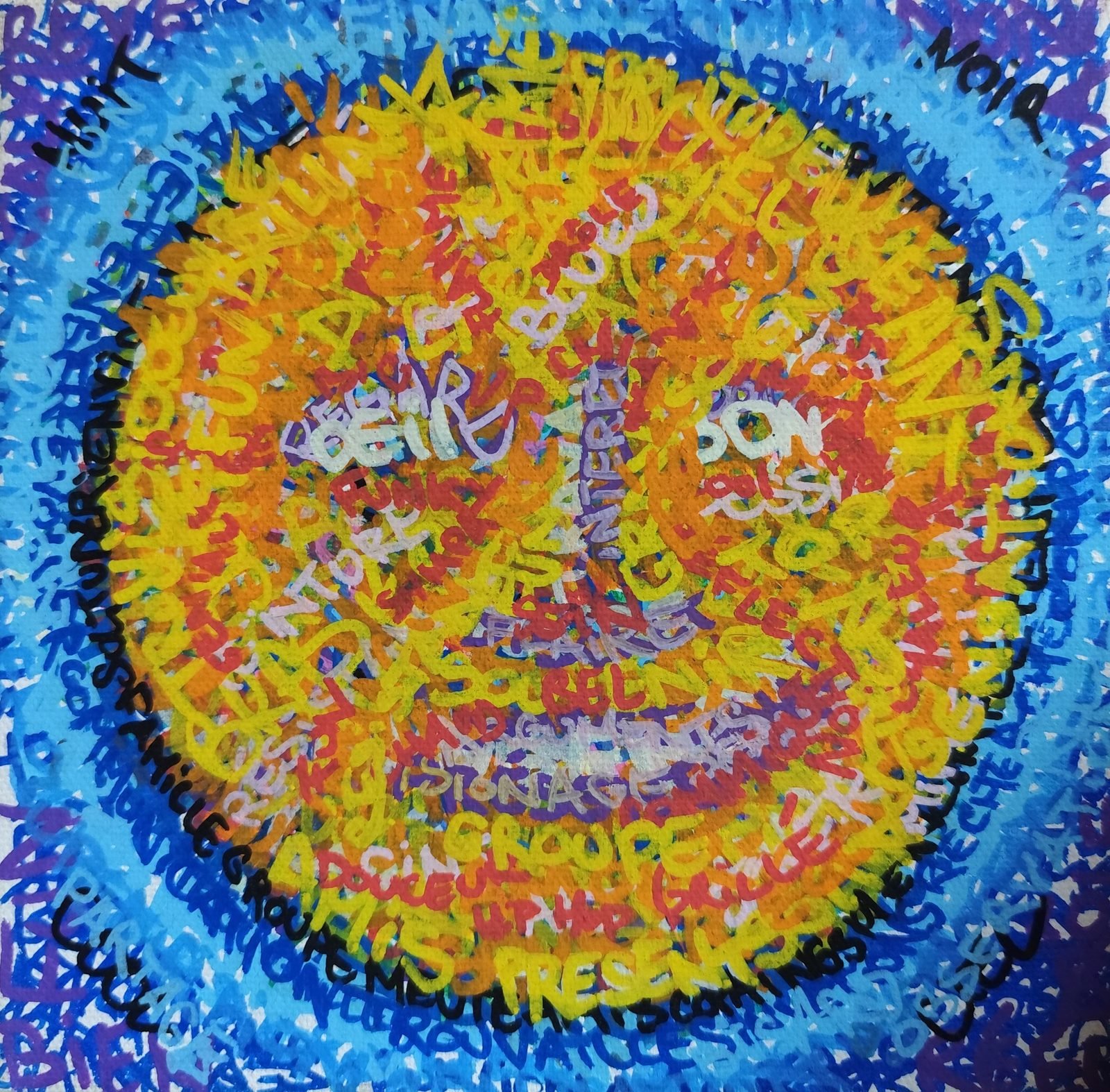 Un visage de soleil jaune et orange fait de mots entremêlés, au centre d'un cercle bleu.