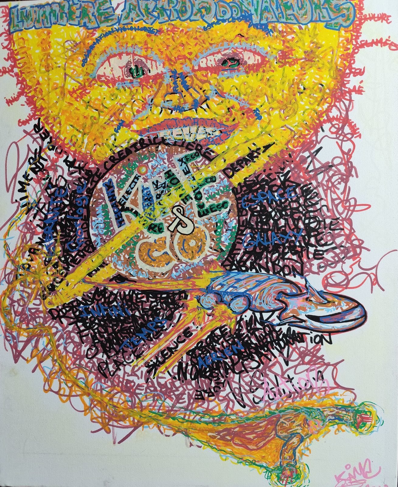Un grand visage solaire jaune au-dessus d'un cercle de lettres et d'un vaisseau spatial, dans un enchevêtrement de mots.
