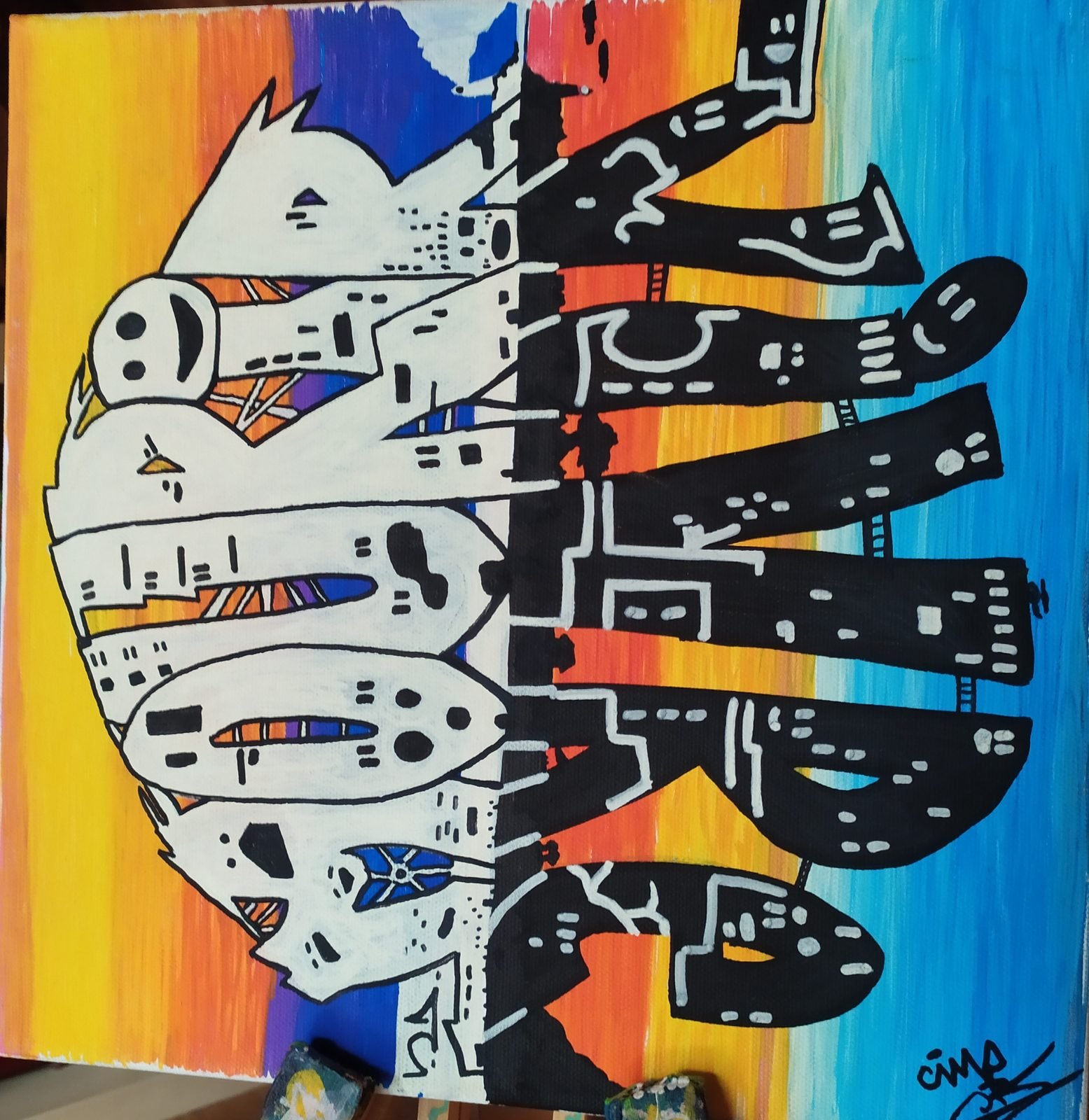Une figure coupée en deux, blanche d'un côté et noire de l'autre, sur un fond orange et bleu.